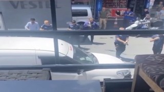 İstanbulda hareketli anlar: Oğluyla tartışıp etrafa saldırdı, polis silah çekip biber gazı sıktı
