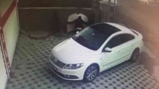 İstanbulda otomobillere dadanan kaput hırsızı kamerada