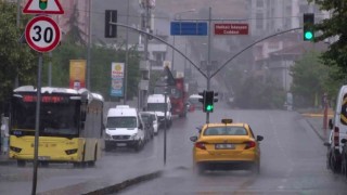 İstanbulda sağanak yağış etkisini artırıyor