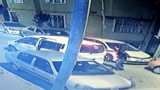 İstanbulda silahlı saldırı kamerada: Plakasız araçtan inip kurşun yağdırdı