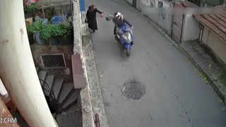 İstanbulda yaşlı kadına kapkaç kamerada: Kadınları hedef alan çete çökertildi