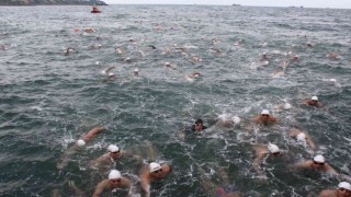 İstanbuldan gelen 156 yüzücü, Kiraz Festivalinde 4 kilometreye kulaç attı