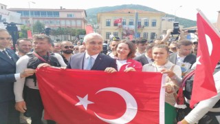 İstanbuldan İneboluya kanolarla taşınan Türk bayrağı, İnebolu Limanına ulaştı