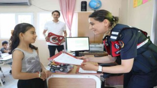 İzmirde jandarma ekipleri öğrencilerin karne sevincine ortak oldu