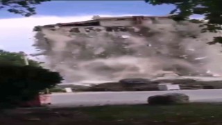 İzmirde paniğe yol açan yıkım: O anlar kamerada