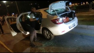 İzmirde seyir halindeki otomobile silahlı saldırı: 1 ölü, 1 yaralı