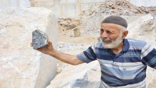 İznikte yarım asırdır ekmeğini taştan çıkartıyor