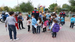 Jandarmadan köy çocuklarına sürpriz ziyaret