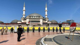 Jandarmanın 183üncü kuruluş yılında Taksim Cumhuriyet Anıtına çelenk bırakıldı
