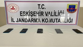 Kaçak cep telefonu satılan işyerine jandarmadan operasyon
