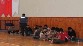 Kaçak göçmenlerin ülkelerine gönderilmesi tüm hızıyla devam ediyor