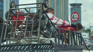 Kadıköyde kamyonet kasasında aile boyu tehlikeli yolculuk kamerada