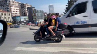 Kadıköyde motosiklet üzerinde aile boyu tehlikeli yolculuk kamerada