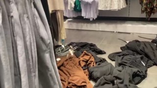 Kadın mağazasında İçeriyi mi gözetliyorsun kavgası