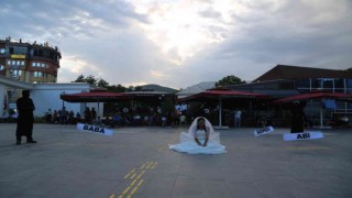 Kadına yönelik şiddeti sokak performansı ile protesto ettiler