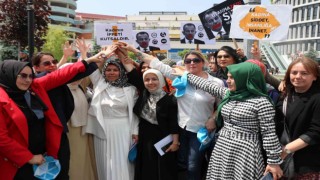 Kadınlar Başkan Özcanı protesto etti, o da dans ederek karşılık verdi