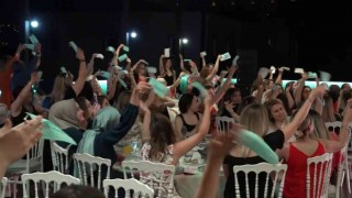 Kadınlar matinede mendil yerine maske salladı