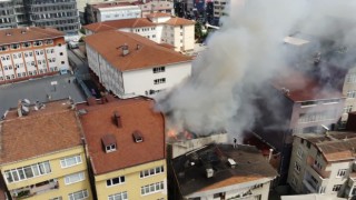 Kağıthanede apartmanın çatısı alev alev yandı