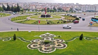 Kahramanmaraşta kavşak ve refüjlerde çiçek açtı