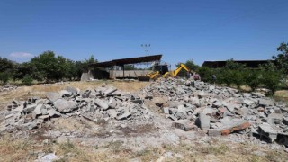 Kahtadaki kullanıma kapalı yapılar kaldırarak yollar trafiğe açılıyor