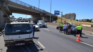 Kamyonet kasasından yola fırlayan demirler kazaya neden oldu