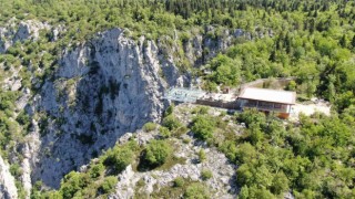 Kanyon üzerindeki cam terası ile tanınan 3 bin nüfuslu ilçeyi 300 bin kişi ziyaret edecek