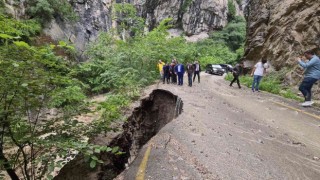 Kanyondaki suyun debisi yükseldi, yol çöktü