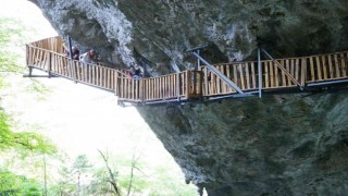Kanyonları ile tanınan 2 bin 500 nüfuslu ilçe 200 bin kişiyi ağırladı