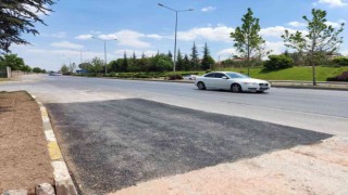 Karayolunun kenarında oluşan esrarengiz çukur kapatıldı