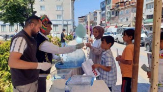 Karnesini getiren tüm öğrencilere dondurma ve pamuk şekeri