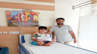 Karnesini hastanede öğretmeninin elinden aldı