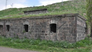 Kars Dereiçinde bulunan tarihi hamam yıkılıyor