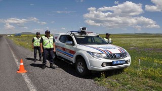 Karsta yerli mobil hız tespit sistemiyle jandarma uygulama yapıyor