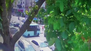 Kartalda freni patlayan minibüs elektrik direğini devirip duvara çarptı