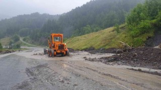 Kastamonuda heyelan nedeniyle yollar trafiğe kapatıldı