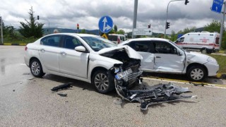 Kavşakta kazalar art arda geldi: 4 yaralı