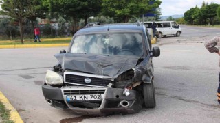 Kavşakta minibüs ile hafif ticari araç çarpıştı