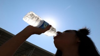 Kavurucu sıcaklarda susuzluk hissi olmasa bile her gün en az 2-2,5 litre sıvı tüketilmeli