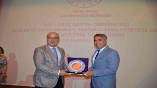 Kaymakam Arısoydan müdür Şimşeke anlamlı plaket