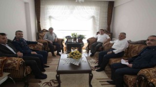 Kayseri protokolü şehit babalarını ziyaret etti