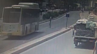 Kaza anı kamerada...Yaya geçidinden geçerken otobüs çarptı