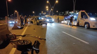Kaza yapan otomobilin tekerleği koptu: 1i ağır 3 yaralı