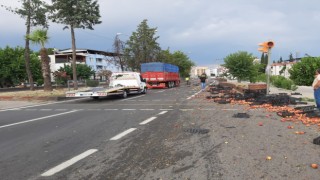 Kaza yapıp kaçtı, yola savrulan şeftaliler sürücülere zor anlar yaşattı