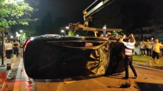 Kaza yapıp takla attığı lüks otomobilinin camından çıkıp kaçtı