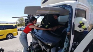 Kaza yerinden geçerken duyarsız kalmadı ambulans gelinceye kadar kurtarma ekiplerine destek verdi