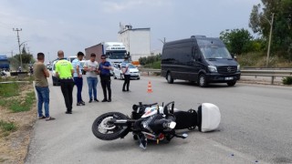 Kazada yaralanan polisin elini tutan vatandaş başından ayrılmadı