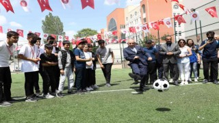 Keçiören Belediyesi bir okula daha halı saha kazandırdı