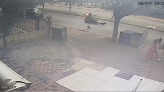 Kediden kaçan köpeğe motosiklet çarptı, o anlar kameraya yansıdı