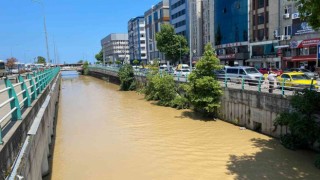 Kent merkezinde dereler sarıya boyandı