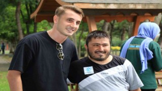 Kerem Aktürkoğlu özel öğrencilerin yüzünü güldürdü